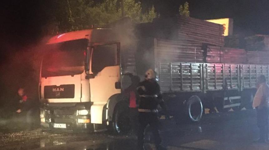 Tokat'ta park halindeki tır yandı