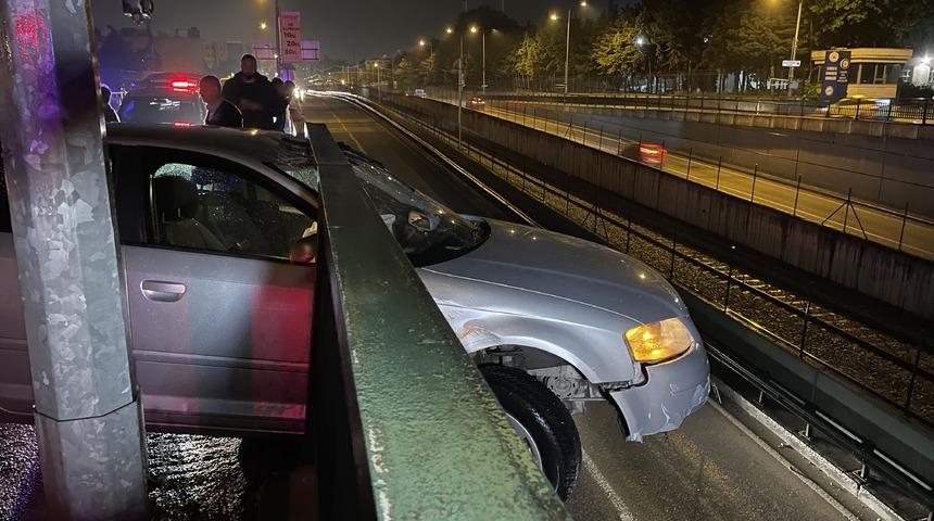 Bursa'da kontrolden çıkan otomobil bariyerde asılı kaldı