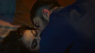 Adım Farah'da Demet Özdemir ve Engin Akyürek'in yatak sahnesi olay oldu