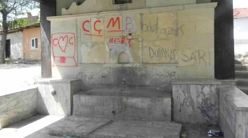 Tarihi çeşme onarılmayı bekliyor