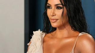 Transparan giyen Kim Kardashian kıvrımlarını sergiledi! Pozları olay