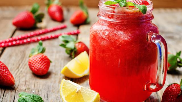 İçinizi ferahlatacak çilekli limonata tarifi! Evde çilekli limonata nasıl yapılır?