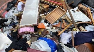 Ölen babalarının eşyalarını balkondan attılar