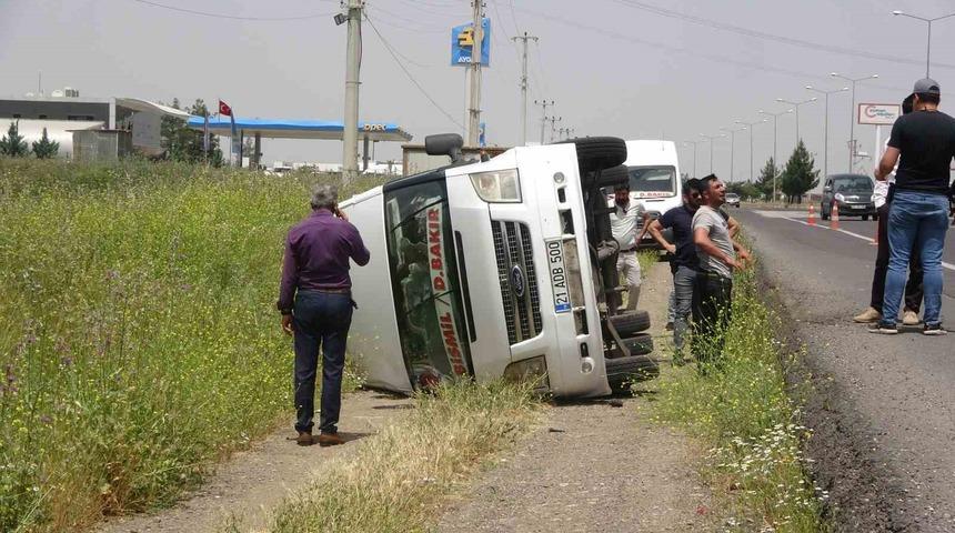 Diyarbakır’da minibüs şarampole yuvarlandı: 7 yaralı
