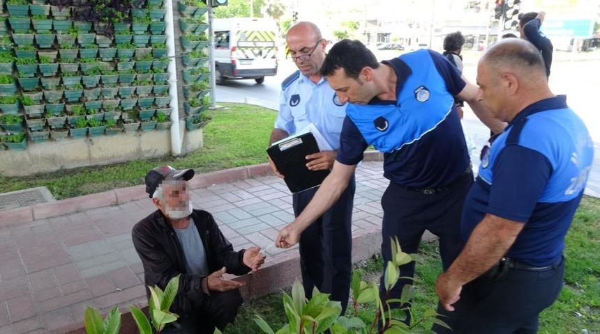 Makbuzu yırttılar, ceza yazılırken bile içmeye devam ettiler! Zabıtaların dilencilerle imtihanı...