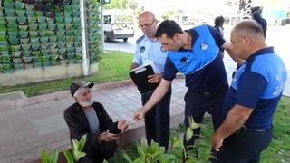 Makbuzu yırttılar, ceza yazılırken bile içmeye devam ettiler! Zabıtaların dilencilerle imtihanı...