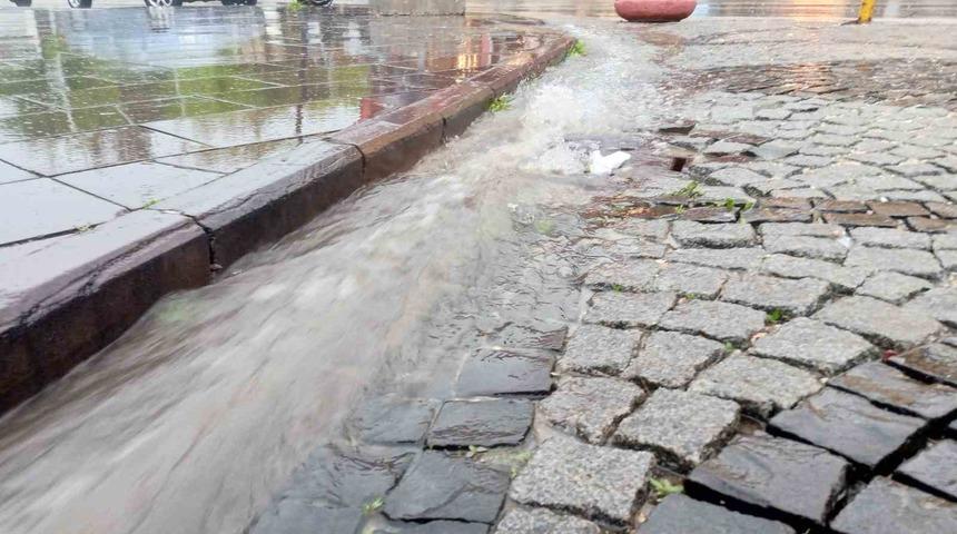 Odunpazarı sokakları sular içinde kaldı