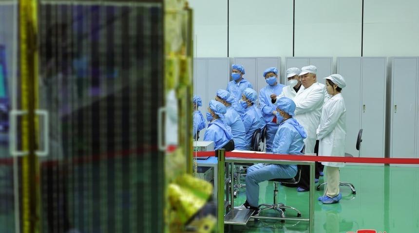 Tamamlandığını duyurmuştu! Kuzey Kore fotoğraflarını yayınladı... Kim Jong-Un ise kızı Kim Ju-Ae ile birlikte yerinde inceledi