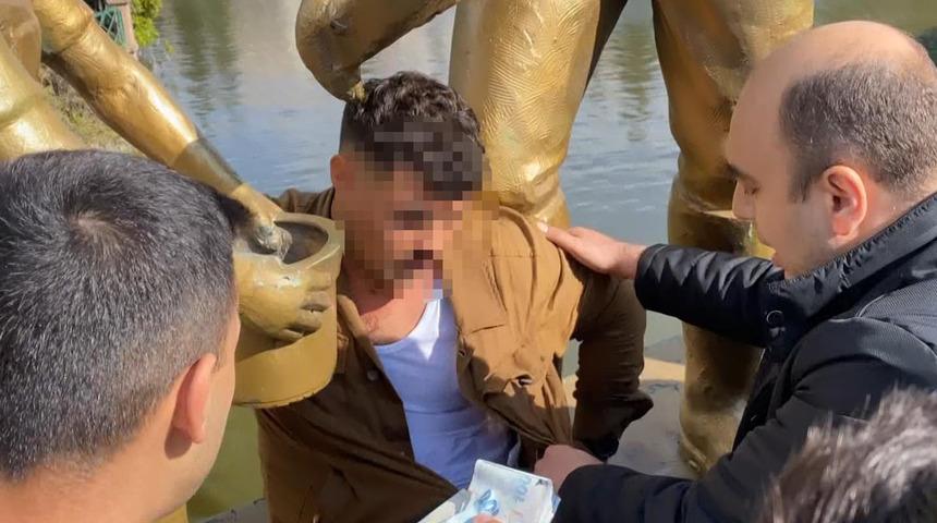 ATM'den yüklü miktar para çalıp kaçtı, linçten polis ekipleri kurtardı!