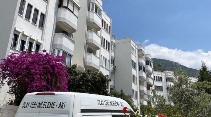 Fethiye&rsquo;de evinin balkonundan d&uuml;şen kadın hayatını kaybetti