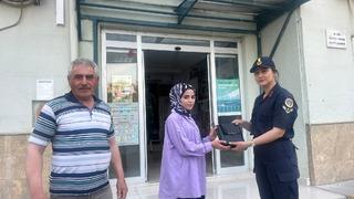 Jandarma kara yolunda unutulan çantayı sahibine teslim etti