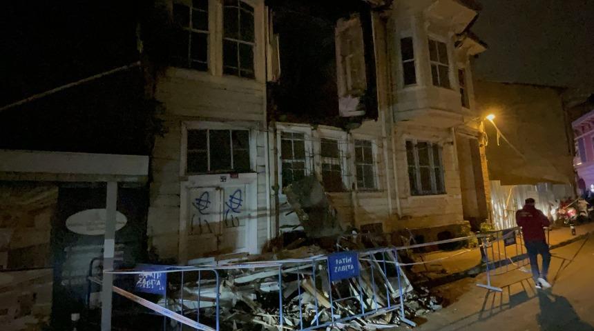 Fatih'te tarihi binada kısmi çökme meydana geldi