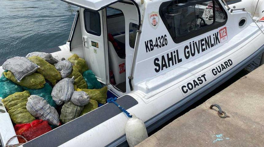 İzmir Körfezi'nde kaçak midye operasyonu: 3 kişi yakalandı