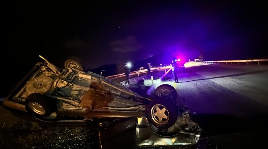 Isparta'da refüje çarpan otomobilin sürücüsü ağır yaralandı