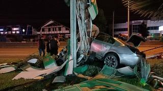 Kocaeli'de akaryakıt istasyonunun tabelasına çarpan otomobilin sürücüsü yaralandı