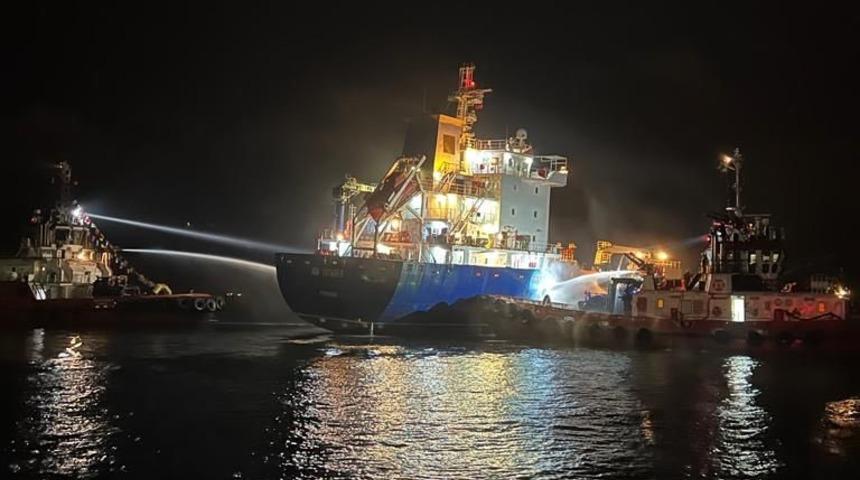 Küçükçekmece Demir Sahası'ndaki tankerde çıkan yangın söndürüldü