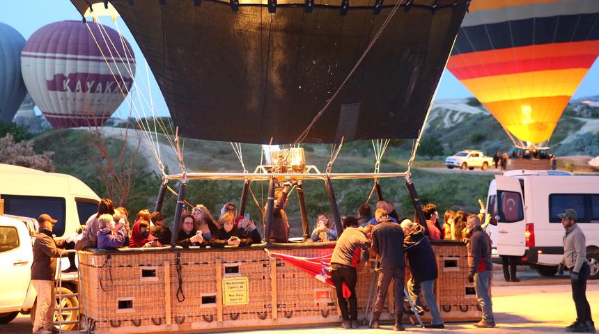 Kapadokya'da balonlar Türk bayrakları ve Atatürk posteri ile uçtu