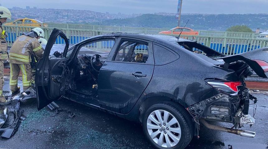 Haliç Köprüsü’nde bariyerlere çarpan araç alev alev yandı