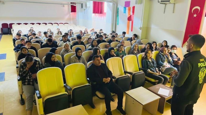 Pazarlar’da öğretmen ve öğrencilere güvenli ve şuurlu internet kullanımı eğitimi