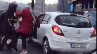 Yol ortasında birbirlerine girdiler! Kadın sürücü, kuryeye böyle saldırdı
