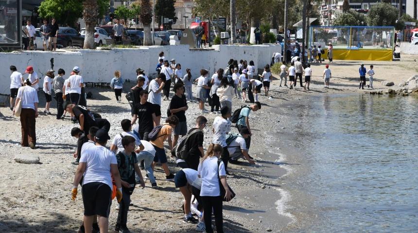 Kuşadası sahil bandında temizlik çalışması yapıldı