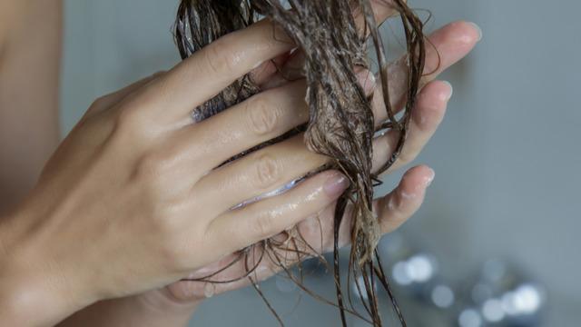 Saç kremini yanlış kullanıyorsunuz! Paranızı çöpe atmayın