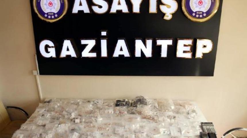 İçerisinde 43,5 milyon liralık para ve altın bulunan otomobili çaldı