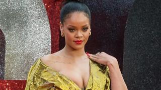 Rihanna karnı burnunda üstsüz pozlarıyla nefes kesti! Sadece göğüs uçlarını kapattı