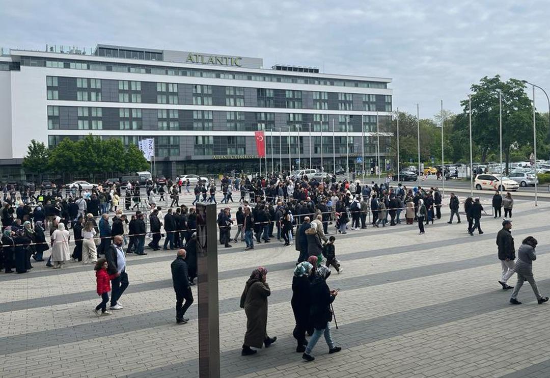 Uzun kuyruklar oluşturdular! Se&ccedil;imin 2. turu i&ccedil;in Almanya'da oy verme işlemi başladı... 
