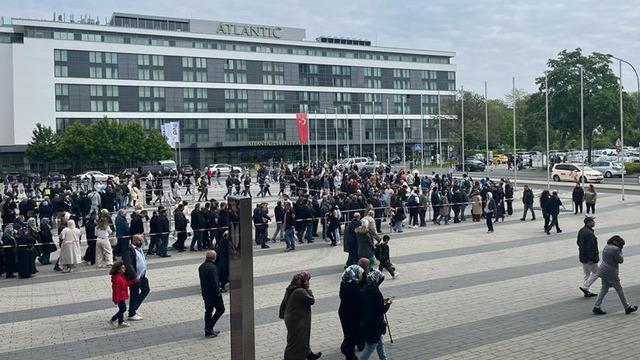 Uzun kuyruklar oluşturdular! Seçimin 2. turu için Almanya'da oy verme işlemi başladı... 
