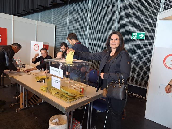 Uzun kuyruklar oluşturdular! Seçimin 2. turu için Almanya'da oy verme işlemi başladı...  G1