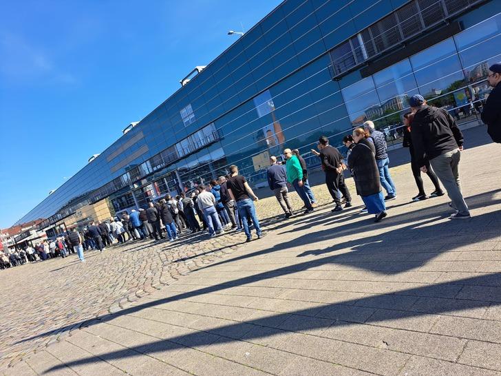 Uzun kuyruklar oluşturdular! Seçimin 2. turu için Almanya'da oy verme işlemi başladı...  G2