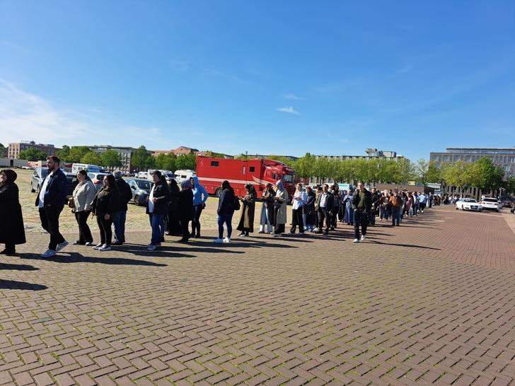 Uzun kuyruklar oluşturdular! Seçimin 2. turu için Almanya'da oy verme işlemi başladı...  G3