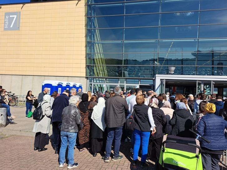 Uzun kuyruklar oluşturdular! Seçimin 2. turu için Almanya'da oy verme işlemi başladı...  G4