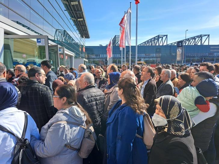 Uzun kuyruklar oluşturdular! Seçimin 2. turu için Almanya'da oy verme işlemi başladı...  G5