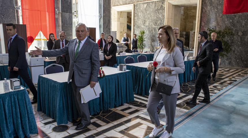 Meclis'te renkli görüntüler! İlk kaydı yapan vekil o oldu: Yemek ikram ediyoruz