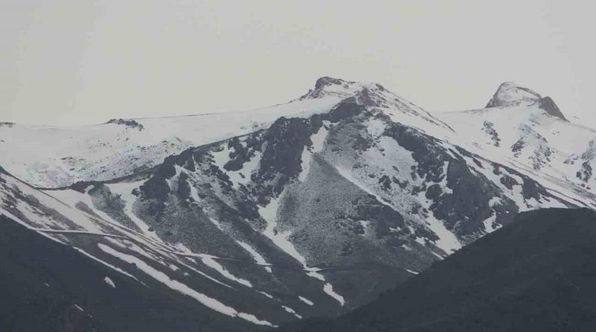 Mayıs ayında kar yağdı! Dağların zirveleri beyaza büründü
