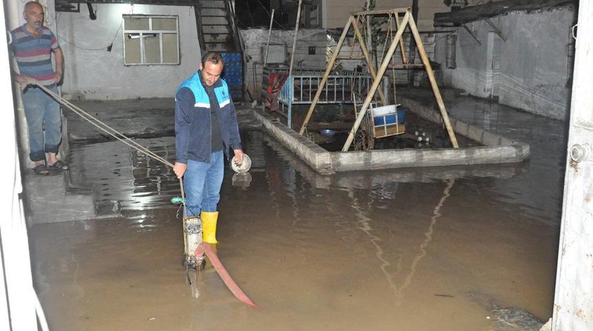 Şanlıurfa'yı sağanak vurdu! Evleri ve caddeleri su bastı