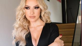 Hadise yine çok iddialı! Göğüs dekoltesinden vazgeçmiyor