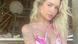 Model Lottie Moss güneşlenirken bikini üstünü çıkardı! Pozu olay oldu