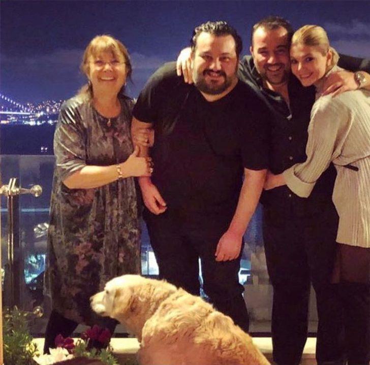 Yeni yılı annesi, abisi ve sevgilisi ile kutlayan Ata Demirer ilişkisini sosyal medya hesabında paylaştığı fotoğrafla ilan etti.