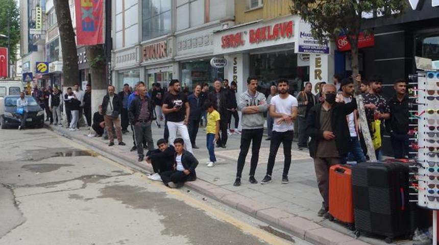 Ağır hasarlı binanın yıkımını film gibi izlediler