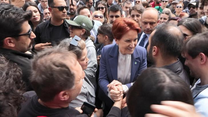 Meral Akşener Bakırköy'de vatandaşlarla buluştu: Sadece 2,5 milyon seçmene ulaşmamız gerekiyor