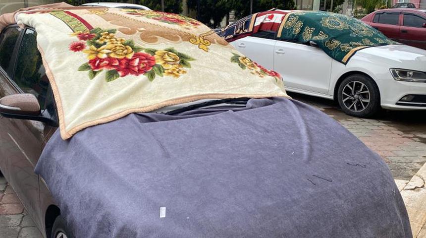 Sağanak yağış uyarısı teyakkuza geçirdi! Herkes araçlarına battaniye ve halı serdi