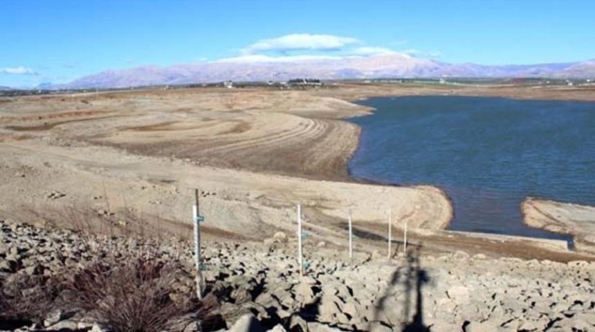Barajlardaki su &lsquo;&ouml;l&uuml; hacim&rsquo; seviyesine d&uuml;şt&uuml;