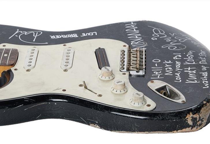 Kurt Cobain’in parçaladığı gitar dudak uçuklatan rakama satıldı!