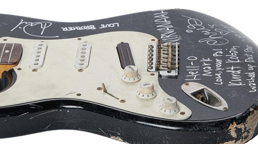 Kurt Cobain’in parçaladığı gitar dudak uçuklatan rakama satıldı!