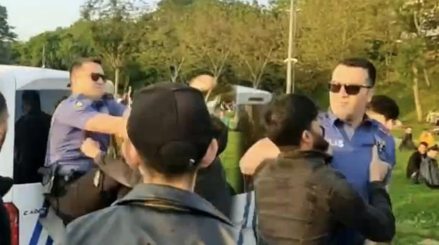 Kadıköy'de hareketli anlar! Polisle uyardığı grup arasında arbede çıktı... 4 kişi gözaltında 