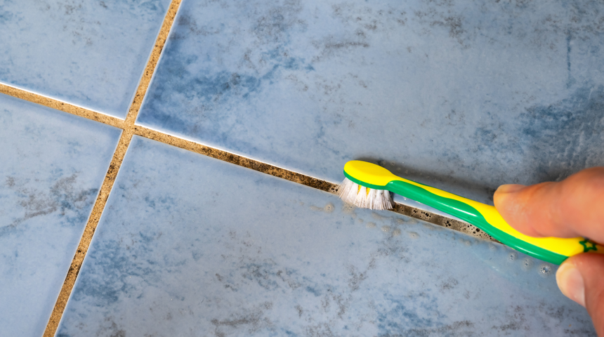 Derz arası kirlerini bembeyaz yapıyor! Fayans aralarını anında temizleyen karışım 