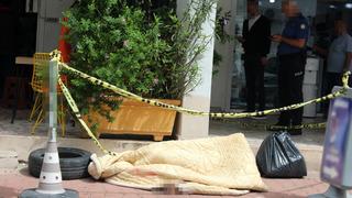 Antalya'da kaldırım üzerinde kahreden manzara! Üzerine yorgan örttüler